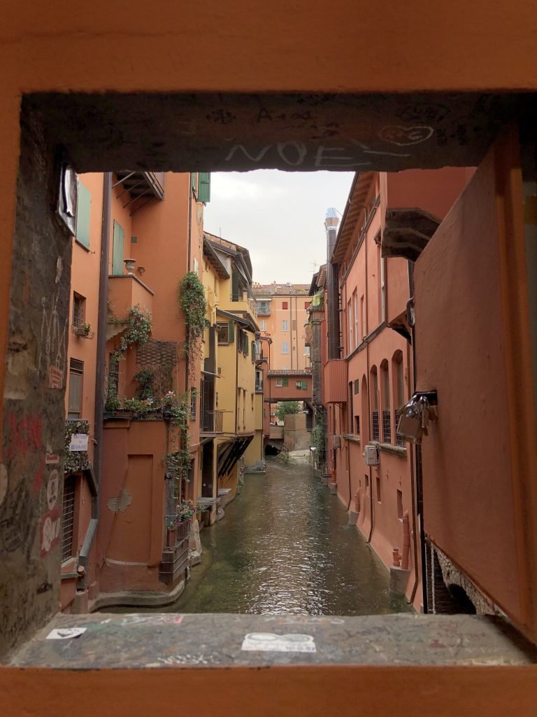 Scopri di più sull'articolo BOLOGNA E I SUOI SEGRETI: SCOPRIAMO QUALI SONO E DOVE TROVARLI