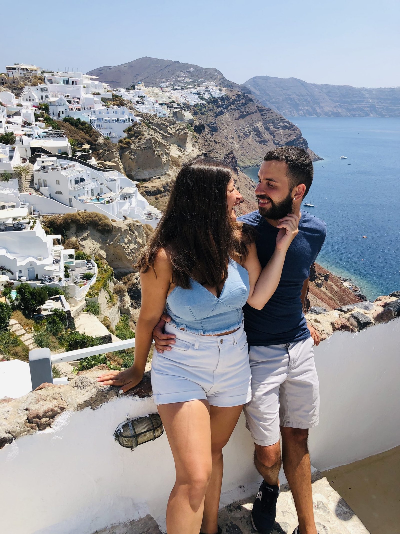 Scopri di più sull'articolo <strong>SANTORINI: UN’ISOLA UNICA DAI TRAMONTI INDIMENTICABILI</strong>