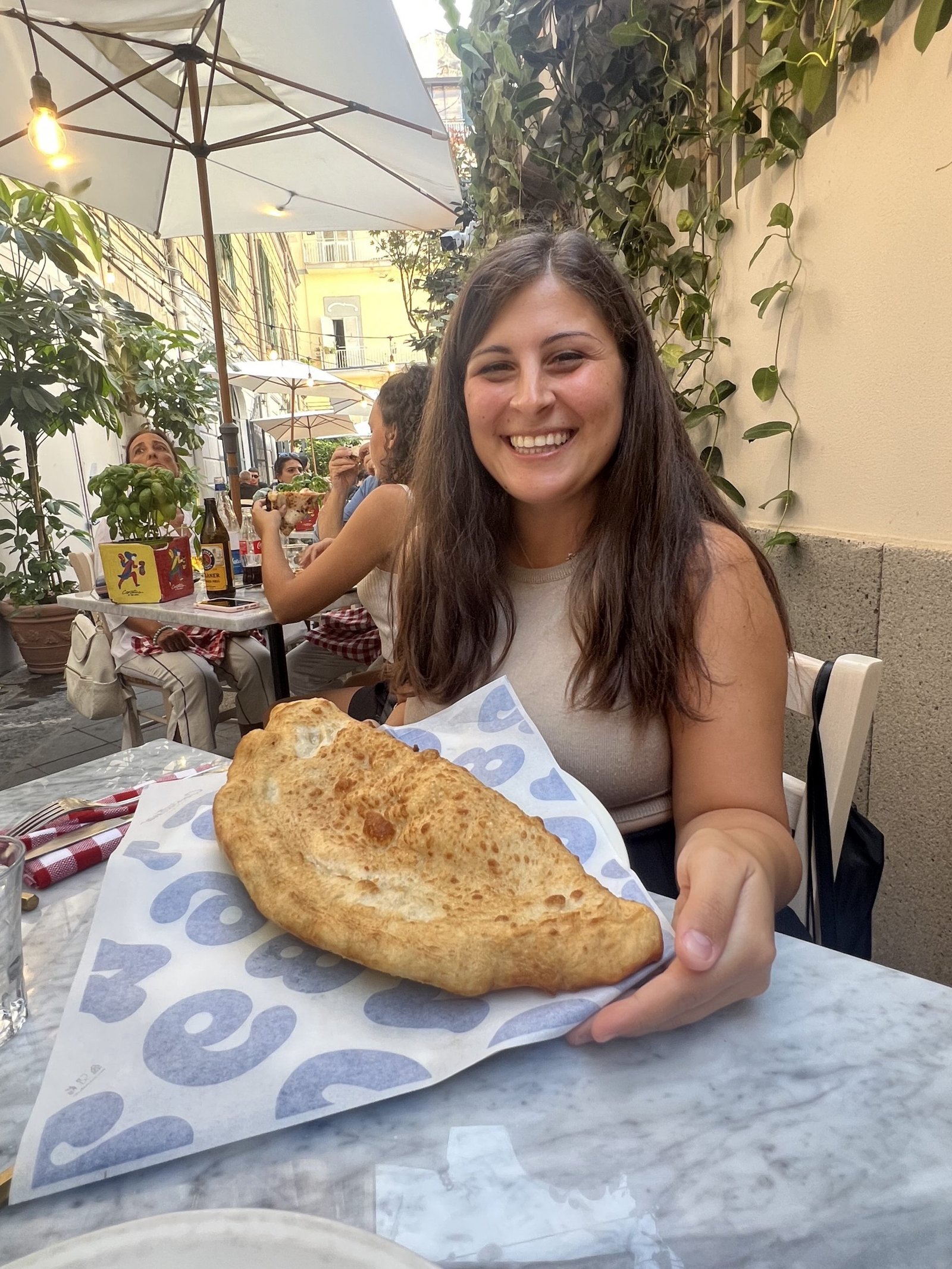 Scopri di più sull'articolo <strong>COSA MANGIARE A NAPOLI: UN VIAGGIO TRA I SAPORI DI QUESTA CITTÀ</strong>