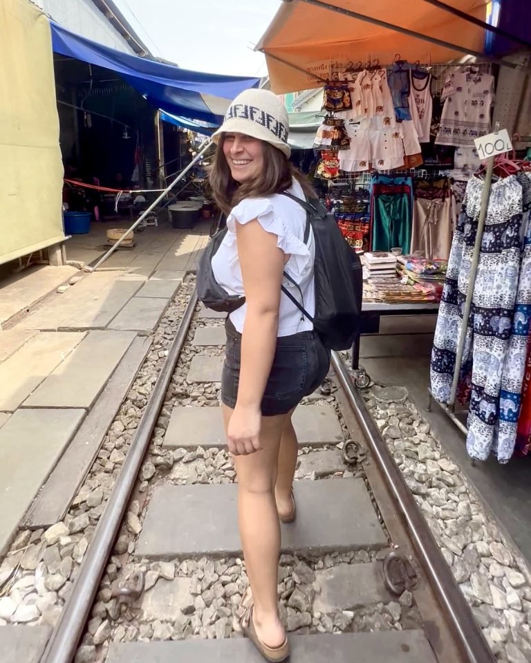 Scopri di più sull'articolo MAEKLONG RAILWAY MARKET: IL MERCATO SULLA FERROVIA