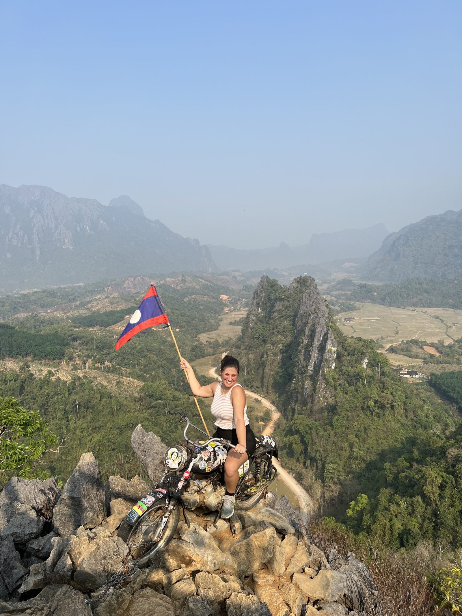 Scopri di più sull'articolo VANG VIENG: VISITA LA LOCALITÀ PIÙ VIVACE DEL LAOS