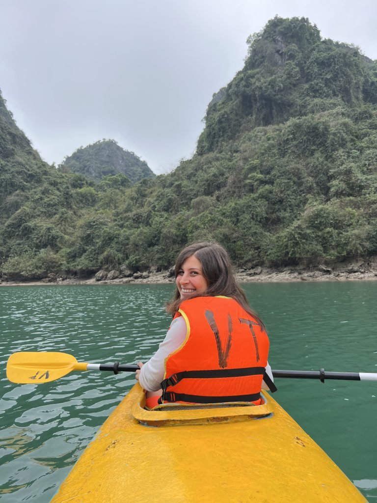 Scopri di più sull'articolo HA LONG BAY: UNA DELLE MERAVIGLIE DEL MONDO NATURALE IN VIETNAM