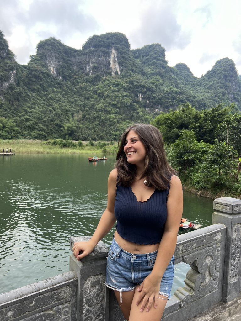 Scopri di più sull'articolo GIRO IN BARCA TRA GROTTE E TEMPLI A NINH BINH