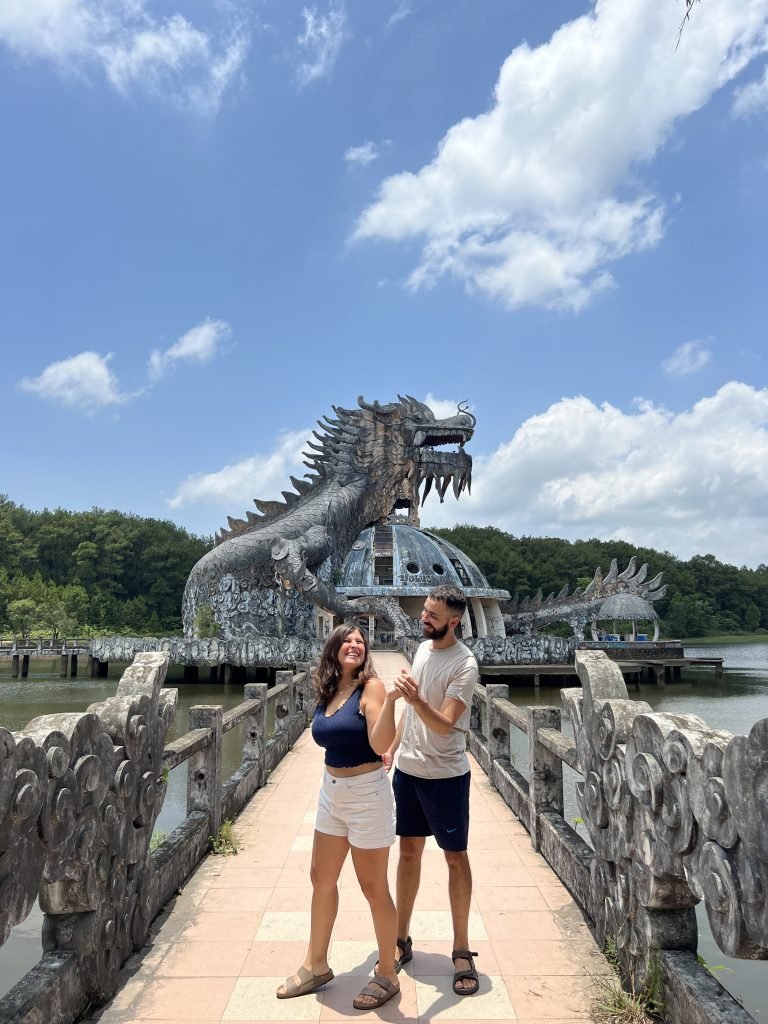 Scopri di più sull'articolo UN DRAGO ABBANDONATO NELL’ANTICA CAPITALE DEL VIETNAM