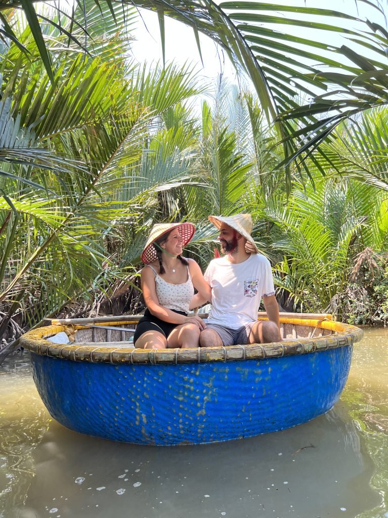 Scopri di più sull'articolo HOI AN: IL MARE, LA MAGIA DELLE LANTERNE E I CESTI RUOTANTI