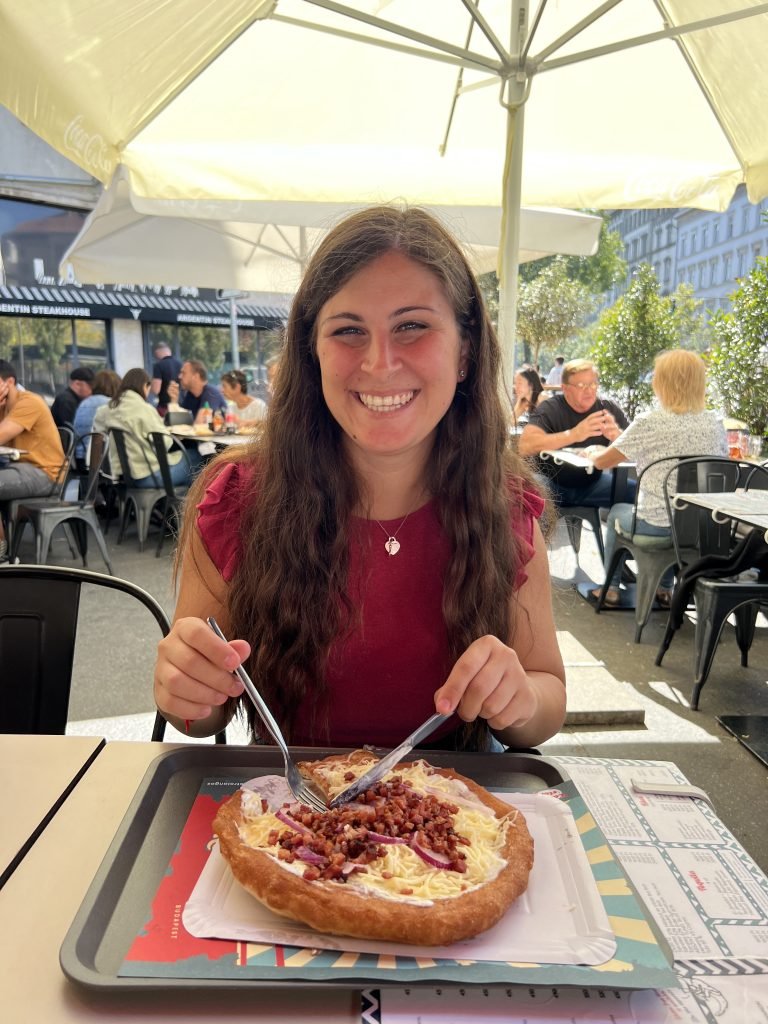 Scopri di più sull'articolo MANGIARE A BUDAPEST: CIBO TIPICO E LOCALI PARTICOLARI